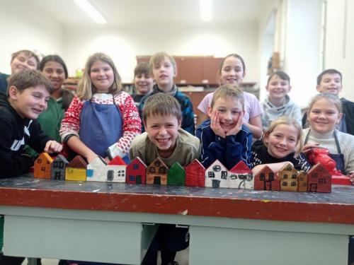 Výroba vesničky ze dřeva na pracovní výchově