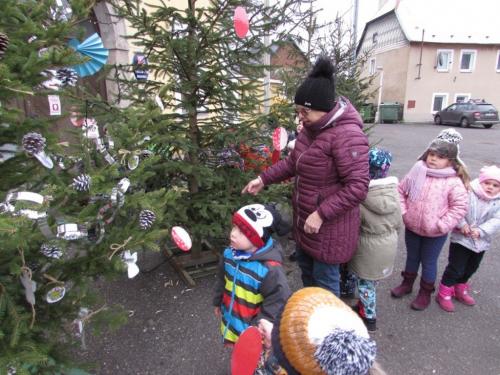 Zdobení stromku na náměstí