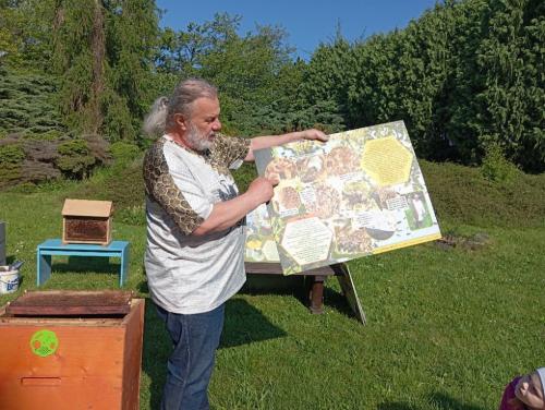 Děkujeme panu Karlovi Čížkovi za krásné povídání o včeličkách a ukázce péče o ně. 